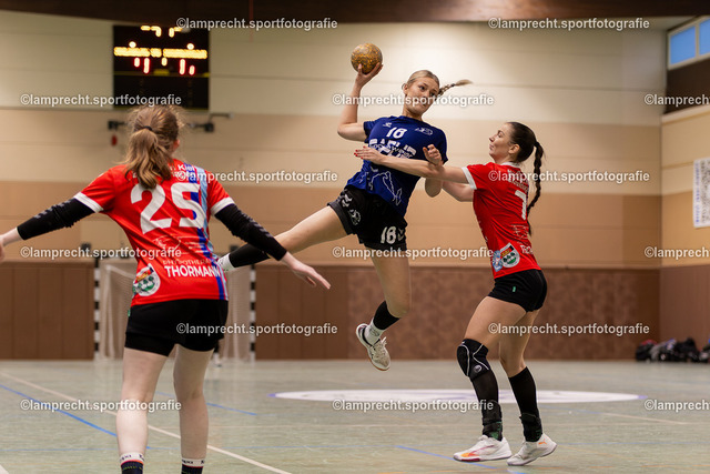 Handball I Damen I Saison 2025-2026 I Verbandsliga Süd I 13. Spieltag I HSG Kalkberg 06 - HSG Holstein Kiel-Kronshagen 2 211 | v.l. Lorna Meta Schlott (18, HSG Kalkberg 06), Melina Fabig (7, HSG Holstein Kiel/Kronshagen 2) - Realisiert mit Pictrs.com