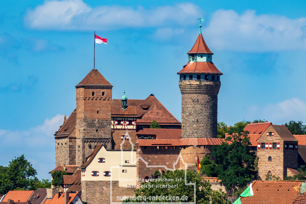 Kaiserburg Nürnberg im August | Schöne Sommeraufnahme der Kaiserburg in Nürnberg, mit wehender Frankenflagge auf dem Heidenturm. - Realisiert mit Pictrs.com