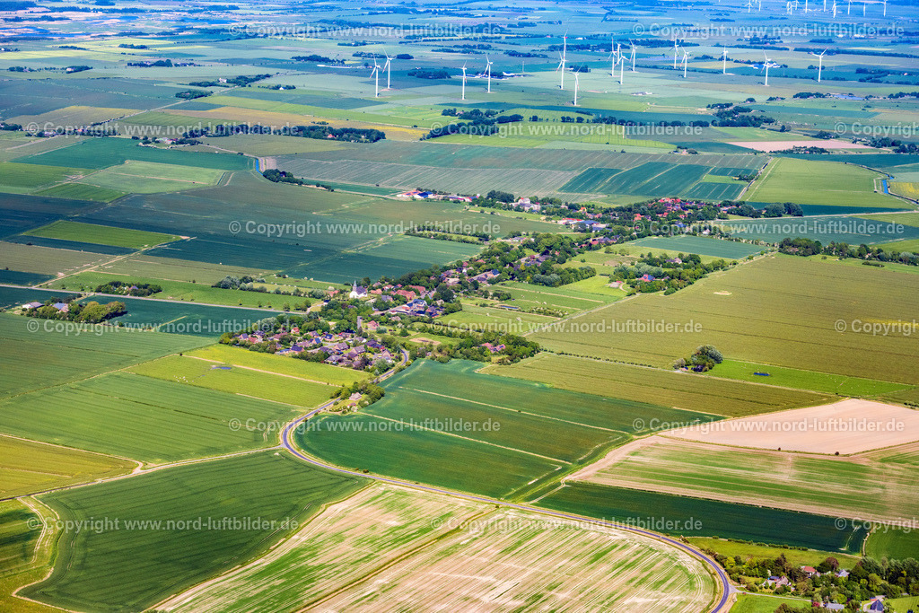 Emmelsbüll_ELS_0022300523 | EMMELSBüLL 30.05.2023 Ortsansicht am Rande von landwirtschaftlichen Feldern und Nutzflächen an der Dorfstraße in Emmelsbüll im Bundesland Schleswig-Holstein, Deutschland. // Village view on the edge of agricultural fields and land on street Dorfstrasse in Emmelsbuell in the state Schleswig-Holstein, Germany. Foto: Martin Elsen