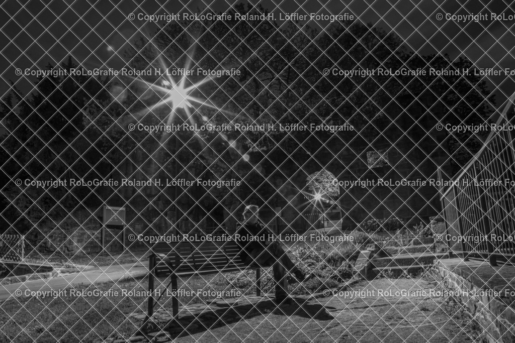 Einsame-Ruhe | Mann sitz mitten in der Nacht auf einer Bank. - Realisiert mit Pictrs.com