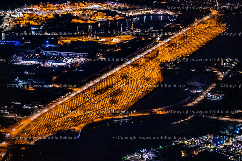 Hamburg_Steinwerder_Rangierbahnhof_Veddeler_Damm_Nachtaufnahme_ELS_8135060325 | HAMBURG 06.03.2025 Nacht- Lichter und Beleuchtung Stellwerk Rangierbahnhof Hafenbahnhof Hamburg-Süd mit Argentinienknoten in Hamburg-Mitte - Kleiner Grasbrook. Weiterführende Informationen bei: DB InfraGO AG,  Deutsche Bahn AG,  HPA Hamburg Port Authority. // Night lighting interlocking Port Station Hamburg-South with junction " Argentinienknoten " in Hamburg-Mitte - Kleiner Grasbrook.-. Further information at: DB InfraGO AG,  Deutsche Bahn AG,  HPA Hamburg Port Authority. Foto: Martin Elsen