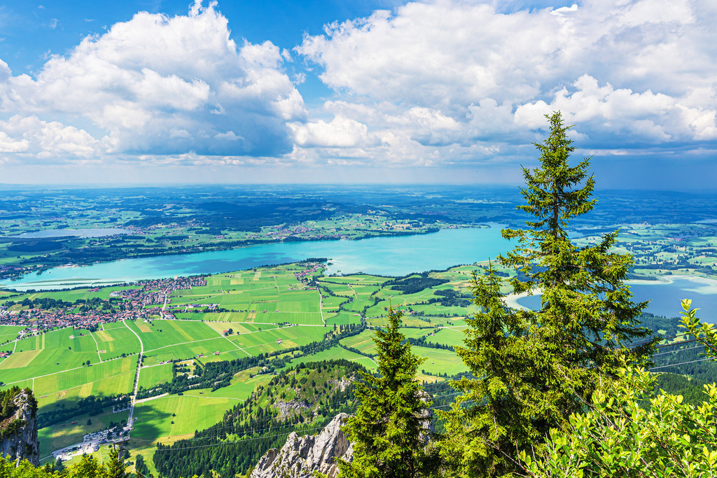 Blick vom Tegelberg auf Schwangau und den Forggensee und Bannwaldsee | Blick vom Tegelberg auf Schwangau und den Forggensee und Bannwaldsee.