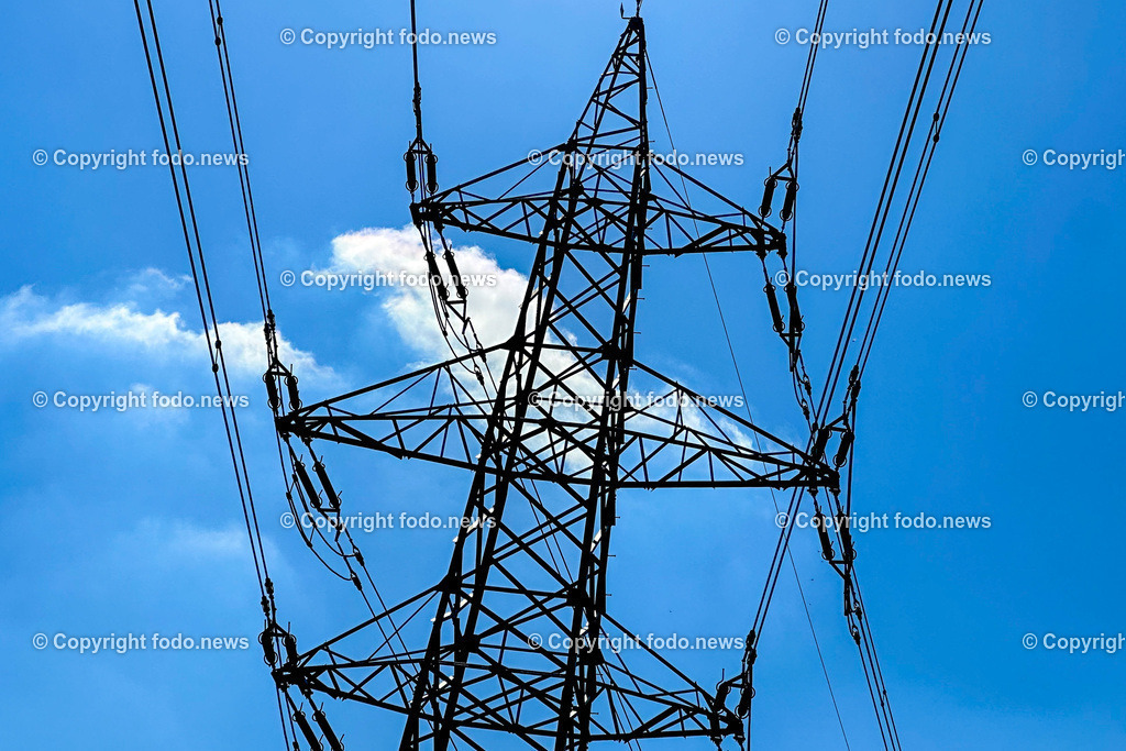 Strommast_ Stromleitung_ Stromleitungen_ Strom_ Stromausfall_ 07.04.2023-8 | 07.04.2023, Linz, AUT, Strom, im Bild Themenbild, Strommast, Stromleitung, Stromleitungen, Strom, Stromausfall, Hochspannung, Black Out, Power, Energy, Symbolbild, Feature