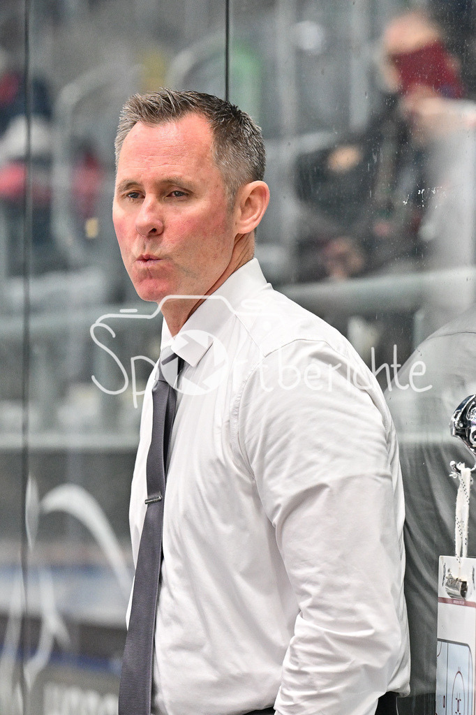 Augsburger Panther - Löwen Frankfurt | Das warmup beider Mannschaften / Ted DENT Headcoach Augsburger Panther / DEL: Augsburger Panther - Löwen Frankfurt, Curt Frenzel Stadiom am 11.10.2024