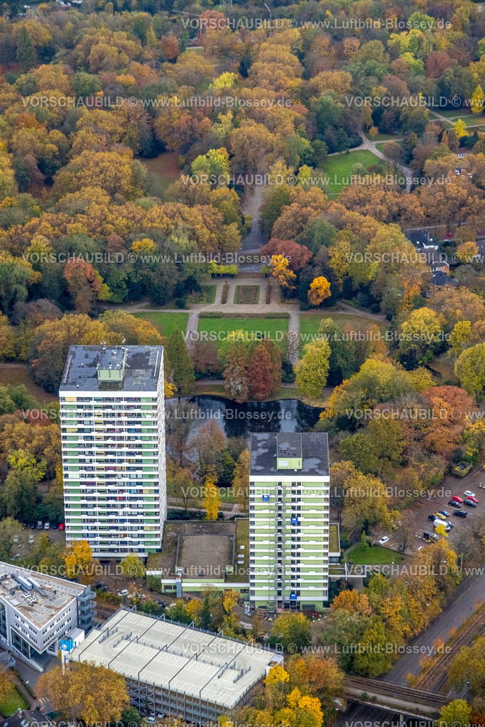 Gelsenkirchen231103014 | Luftbild, PLAZA Hotel Hochhäuser am Stadtpark mit Teich und Stadtgarten, umgeben von herbstlichen Laubbäumen, Altstadt, Gelsenkirchen, Ruhrgebiet, Nordrhein-Westfalen, Deutschland