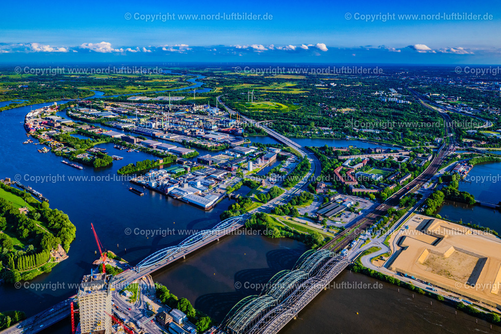 Hamburg_Veddel_Peute_Elbbrücken_ELS_8617160625 | HAMBURG 11.05.2025 Industrie- und Gewerbegebiet an der Peutestraße - Hovestraße - Müggenburger Hauptdeich entlang des Flussverlaufs der Norderelbe im Ortsteil Veddel in Hamburg, Deutschland. // Industrial and commercial area on Peutestrasse - Hovestrasse - Mueggenburger Hauptdeich in the district Veddel in Hamburg, Germany. Foto: Martin Elsen