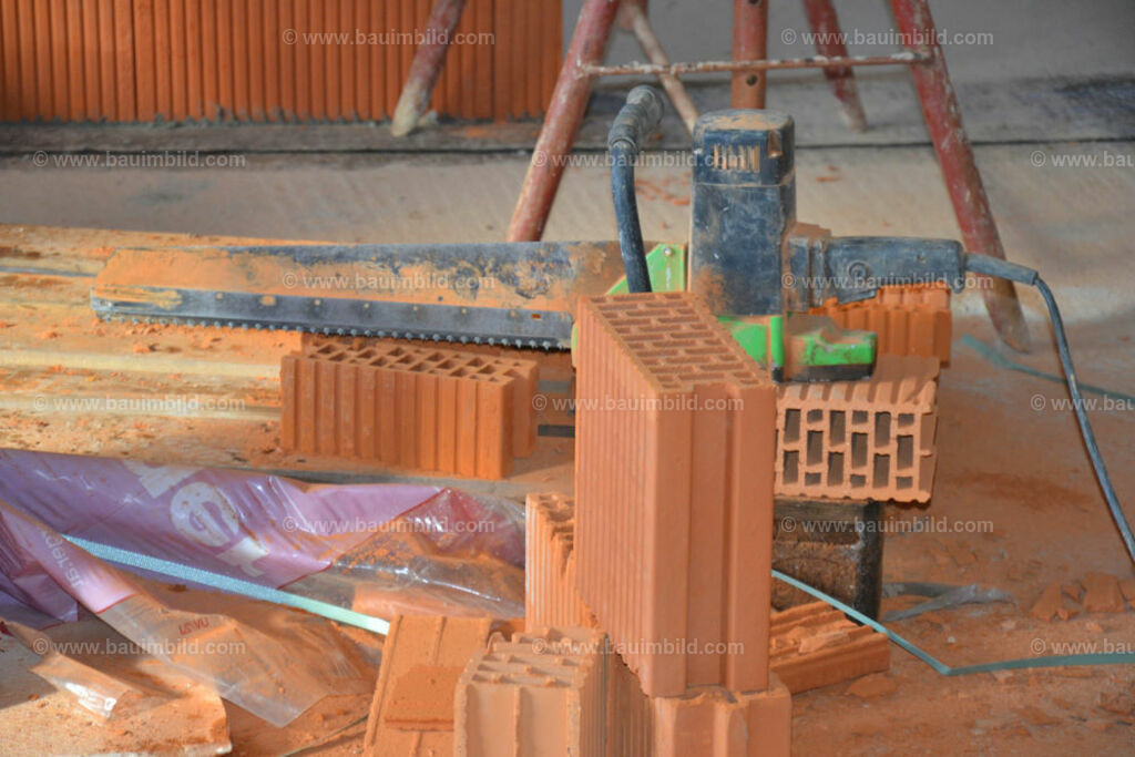 bib-lg07-mauerarbeiten-0203 | Nach LV-Leistungsgruppen sortierte Detailfotos über den Bau eines Hauses. Alle Hausbau-Bilder direkt vom Urheber und Autor der Website Haus-Selber-Bauen.com