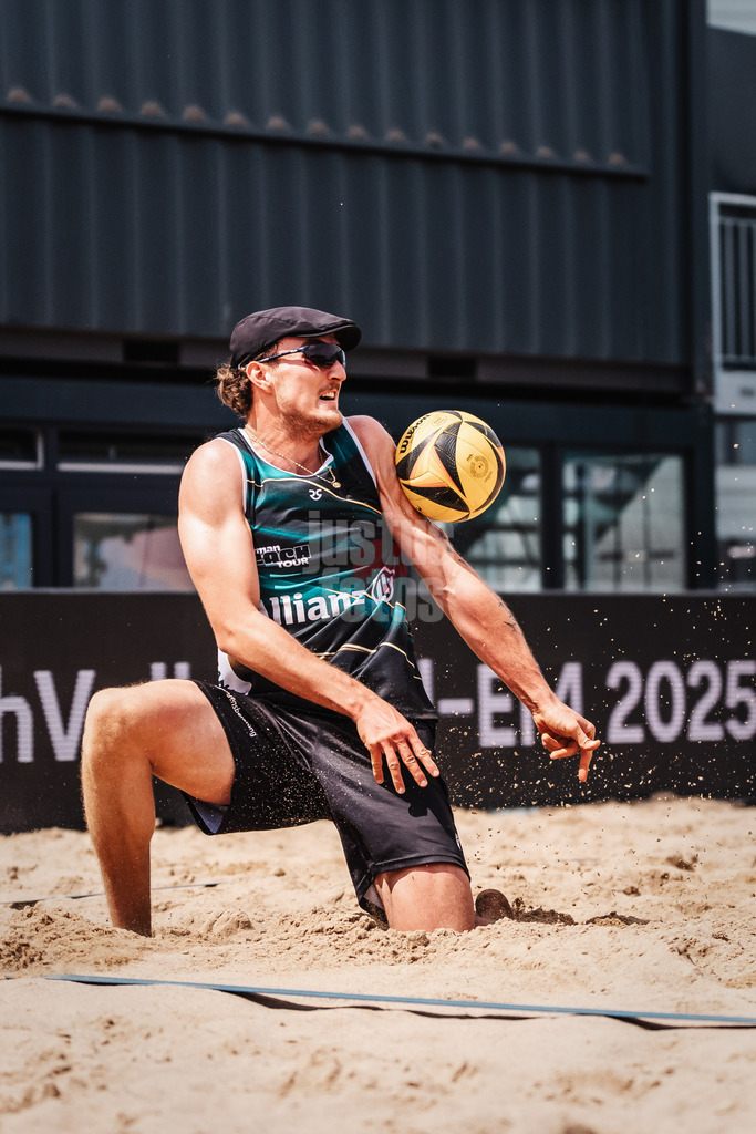 Beachvolleyball | Männer | Allianz German Beach Tour 2025 | Tourstop Hamburg | 29.05.2025 | Simon Pfretzschner wird vom Ball getroffen