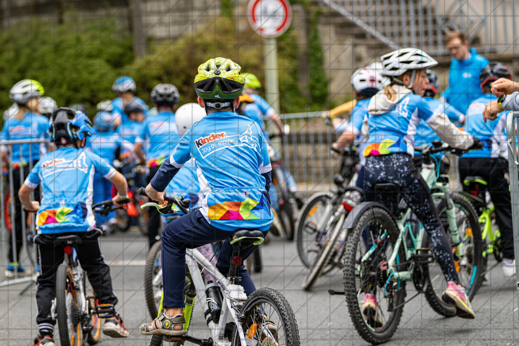 DeutschlandTour 2025 | Etappe 2 - Arnsberg (Ziel) | Kinder Joy of moving, Bike Parade //  22.08.25: DeutschlandTour 2025 | Etappe 2 - Arnsberg (Ziel) / Arnsberg / Deutschland  //   CREDIT:www.bullenfotos.de, Martin König, Hörner Weg 40, D-49078 Osnabrück, +4917663732967 // Nutzung und Weitergabe nur zu den vereinbarten Zwecken. Presseanfragen an Ersteller. Alle Rechte beim Ersteller. Honorierung nach MFM. - Realisiert mit Pictrs.com