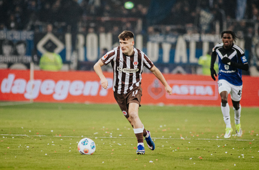 IMG_3164 | Der offizielle Shop für FC St. Pauli Fotos. Wähle aus Spielszenen & Fanmomenten dein FCSP Wunschformat. Wir liefern Millerntor-Atmosphäre.