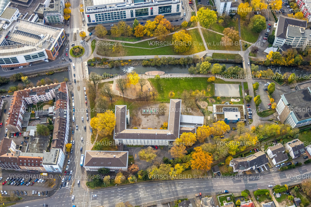 Hagen251102489 | Luftbild, Schule Ricarda-Huch-Gymnasium, Kindertagesstätte St. Paula des Caritasverbandes Hagen, Fluss Volme und Volmepark, herbstliche Bäume, Mittelstadt, Hagen, Ruhrgebiet, Nordrhein-Westfalen, Deutschland