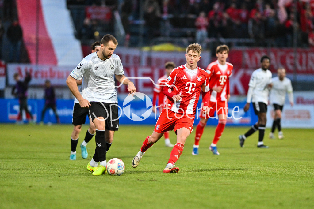 SV Wacker Burghausen - FC Bayern Amateure | BURGHAUSEN, GERMANY - 01. APRIL: im Duell Vojtech MARES (Wacker Burghausen 5) und Anton HEINZ (FC Bayern München II 9) während dem Match zwischen dem SV Wacker Burghausen und den Amateuren des FC Bayern München am 26. Spieltag der Regionalliga Bayern im Flatbuy Stadion