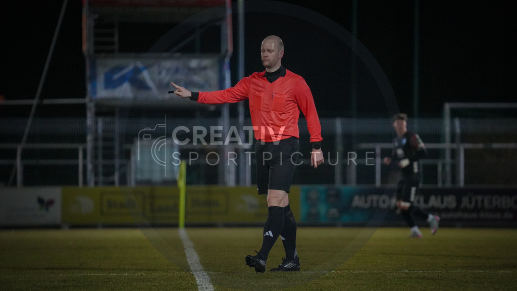 Fußball, Herren, Saison 2025/2026, Regionalliga Nordost, 20. Spieltag, FSV 63 Luckenwalde vs. 1.FC Magdeburg II, Mittwoch 04.03.2026, Werner-Seelenbinder-Stadion Luckenwalde, | Fußball, Herren, Saison 2025/2026, Regionalliga Nordost, 20. Spieltag, FSV 63 Luckenwalde vs. 1.FC Magdeburg II, Mittwoch 04.03.2026, Werner-Seelenbinder-Stadion Luckenwalde, Im Bild: Schiedsrichter Johannes Drößler - Realisiert mit Pictrs.com