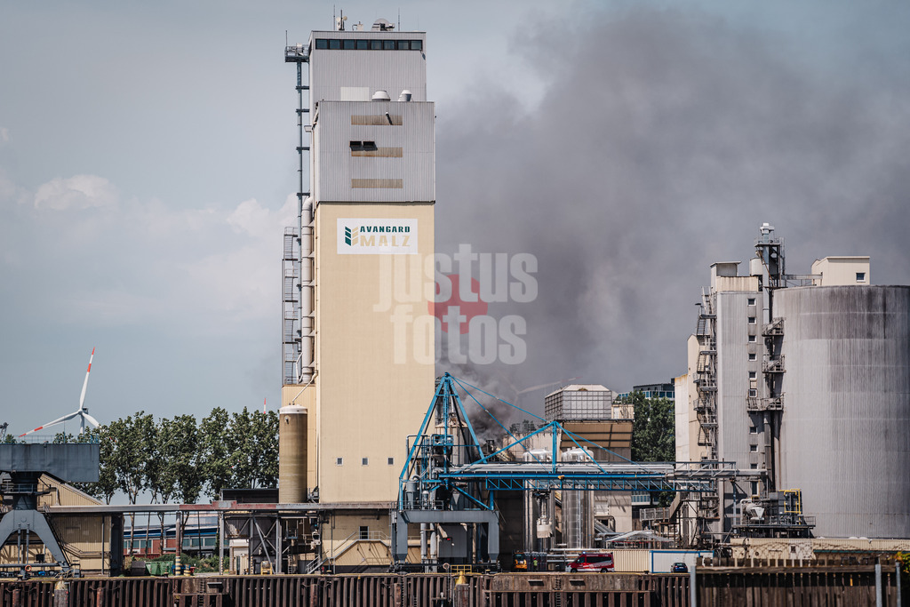 Schwarzer Rauch auf dem Gelände der Avangard Malz AG Betrieb Bremen Fabrik Feuer Flammen Brand am 14.06.2025 Industriehafen Weser | Schwarzer Rauch auf dem Gelände der Avangard Malz AG Betrieb Bremen Fabrik Feuer Flammen Brand am 14.06.2025 Industriehafen Weser