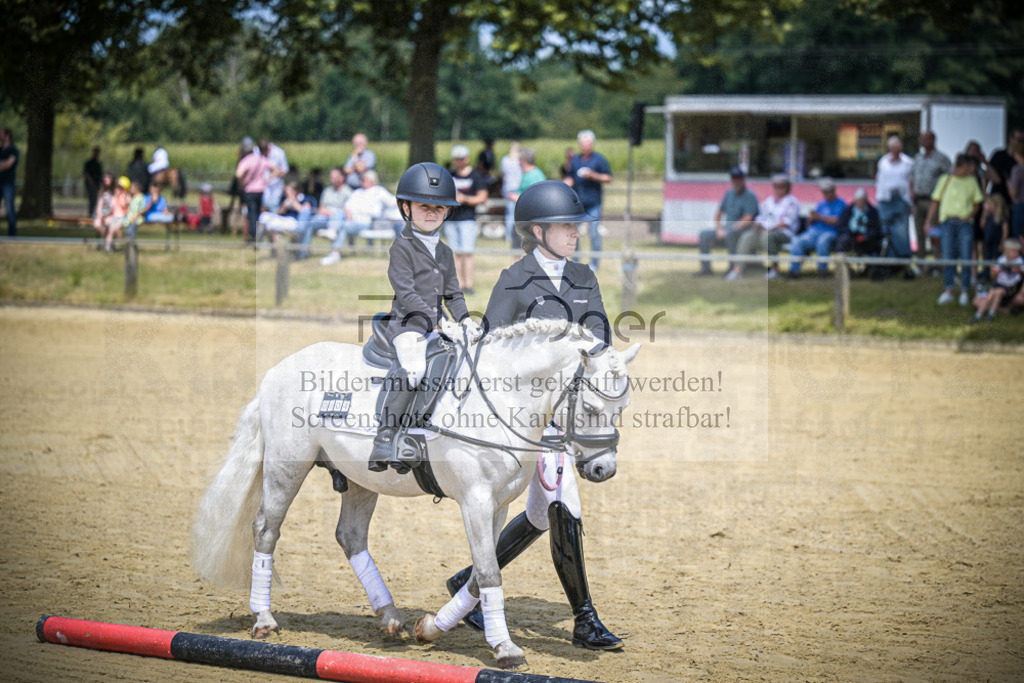DOS_0139 | Entdecke hochwertige Reitturnierfotos von Foto Oger. Professionell, emotional und authentisch – jetzt Lieblingsmomente im Shop bestellen. - Realisiert mit Pictrs.com