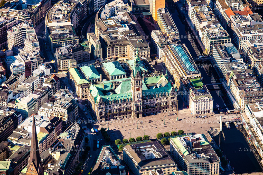 Hamburg_Mitte_Rathaus_ELS_1967220922 | HAMBURG 22.09.2022 Gebäude des Rathauses der Stadtverwaltung am Marktplatz der Innenstadt in Hamburg, Deutschland. // Town Hall building of the City Council at the market downtown in Hamburg, Germany. Foto: Martin Elsen