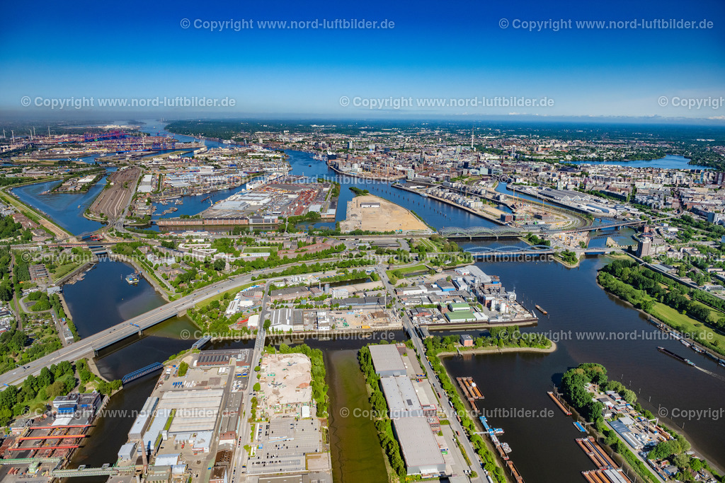 Hamburg_Elbbrücken_Veddel_ELS_3416150522 | HAMBURG 15.05.2022 Stadtzentrum im Innenstadtbereich am Ufer des Flußverlaufes Elbe am Brückenbauwerk der Elbbrücken - Norderelbbrücke - Freihafenelbbrücke in Hamburg, Deutschland. // City center in the downtown area on the banks of river course Elbe on Brueckenbauwerk of Elbbruecken - Norofelbbruecke - Freihafenelbbruecke in Hamburg, Germany. Foto: Martin Elsen