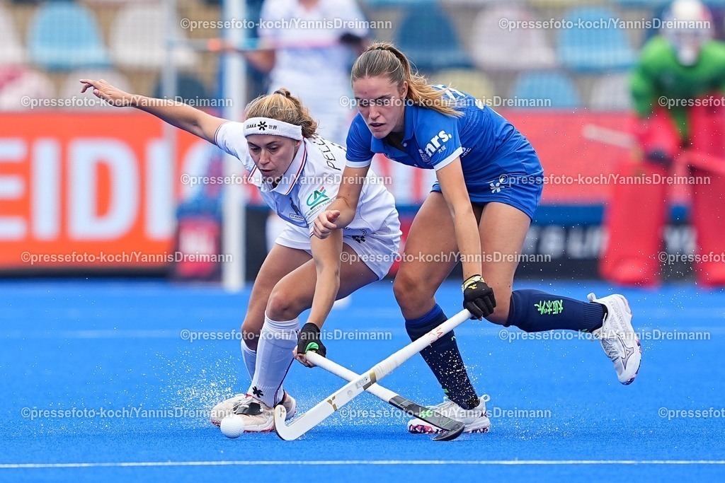 xydrx17082501014 | 17.08.2025, xydrx, Frauen EuroHockey Championship 2025, Gruppe C, Frankreich - Schottland, Sparkassenpark Mönchengladbach: Marie-Alice Pelletier Rimbert (FRA #6) im Zweikampf gegen Ava Findlay (SCO #37)