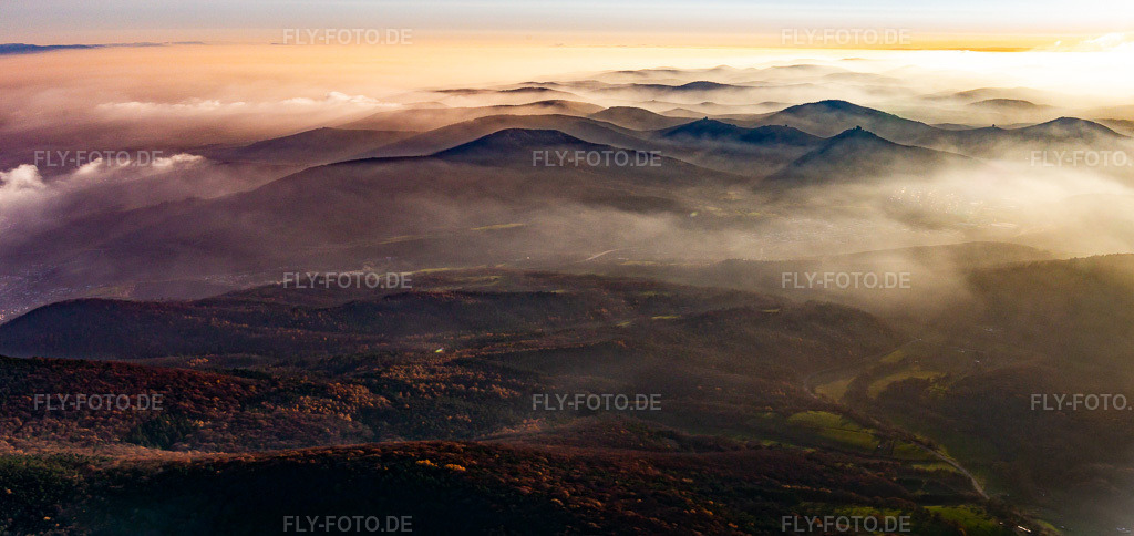Luftbild: Pfälzerwald-Panorama Im Dunst über dem Queichtal im Ortsteil Queichhambach in Annweiler im Bundesland Rheinland-Pfalz in Deutschland. Foto: IMG_135362-Pano.jpg vom 12.12.2022 durch Werner Riehm/FLY-FOTO.deAuflösung des Originals: 7627 x 3607 px
