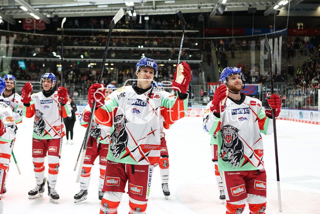 Augsburger Panther - Nürnberg ICE Tigers | Die Hausherren feiern zusammen mit den Fans den 6-2 Heimsieg im DEL Retro Spiel gegen Nuernberg / Retro Derby
