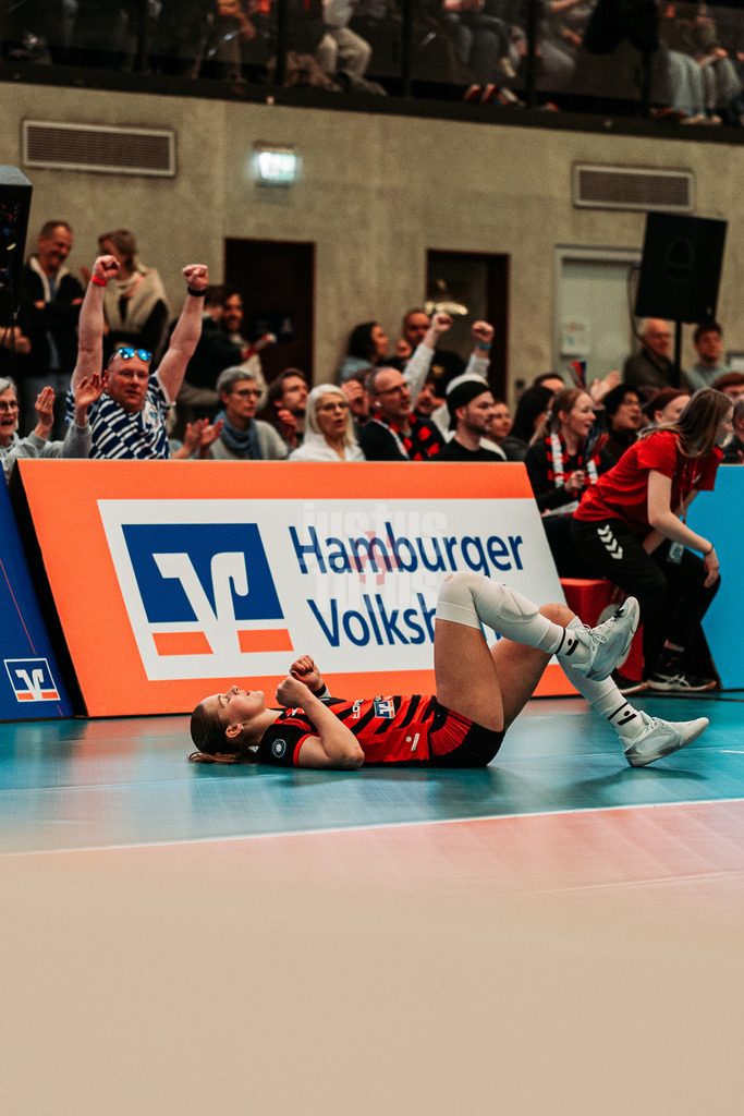 Volleyball | Frauen | Saison 2025/2026 | Volleyball Bundesliga | ETV Hamburger Volksbank Volleys vs. Schwarz-Weiß Erfurt | 15.02.2026 | Svea Frobel (#11, ETV Hamburger Volksbank Volleys) liegt auf dem Boden