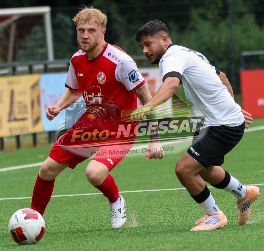 FC RW Kirchlengern - Post TSV Detmold | Auf dem Bild zu sehen: Rot FC RW Kirchlengern: Jan Luka Kollmeier ; weiß TuS Ahmsen: FC RW Kirchlengern, TuS Ahmsen, Saison 26/27, Testspiel, Deutschland - Realisiert mit Pictrs.com