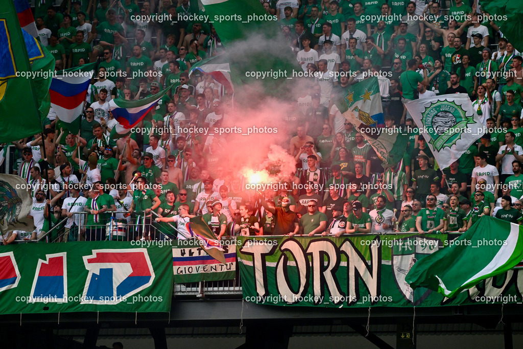 SK Puntigamer Sturm vs. SK Rapid Wien Siegerehrung, Impressionen | SK Rapid Wien Fans, Bengalen, SK Puntigamer Sturm vs. SK Rapid Wien Siegerehrung, Impressionen, SK Puntigamer Sturm vs. SK Rapid Wien Siegerehrung, Impressionen am 01.05.2024 in Klagenfurt (Wörthersee Stadion ), Austria, (Photo by Bernd Stefan)