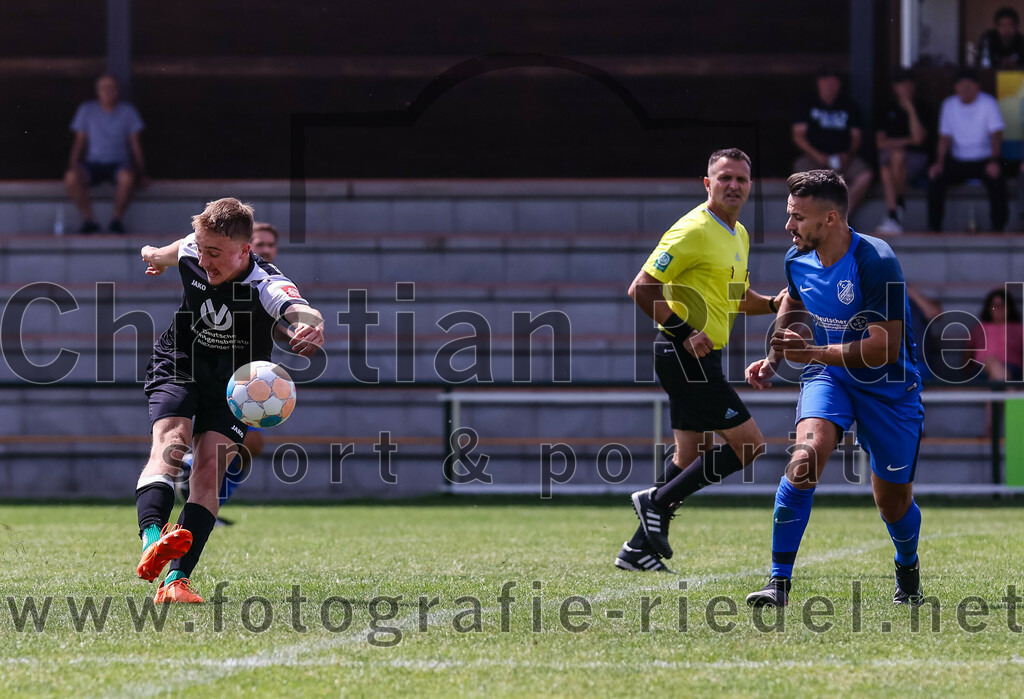 2023-07-22_087_FC_Langengeisling_gegen_VfB_Eichstaett_II | Erding, Deutschland, 22.07.2023:
Fußball, Bezirksliga Oberbayern Ost 2023 / 2024, Testspiel, FC Langengeisling gegen VfB Eichstätt II, Endergebnis: 3:2

Siegfried Kübler (VFB Eichstätt, #32), Maximilian Hintermaier (FC Langengeisling, #13)

Foto: Christian Riedel / fotografie-riedel.net