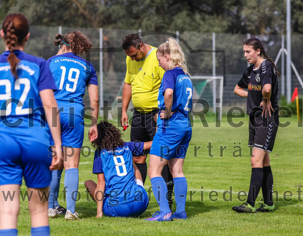 2023-09-03_031_Teamware_Cup_2023 | Oberding, Deutschland, 03.09.2023:
Fußball, TS Teamwear Cup 2023, Vorrunde, FC Schwaig gegen FC Langengeisling, Endergebnis: 

Foto: Christian Riedel / fotografie-riedel.net