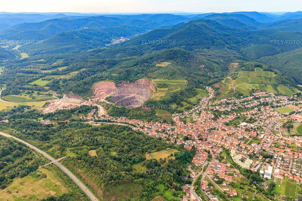 Luftbild: Ortsansicht von Süden in Albersweiler im Bundesland Rheinland-Pfalz in Deutschland. Foto: IMG_128489.jpg vom 21.08.2021 durch Werner Riehm/FLY-FOTO.de