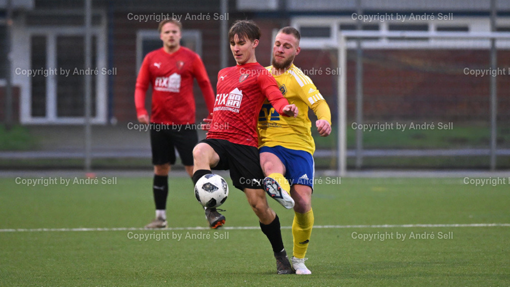 Osterrönfelder TSV vs SSG Rot-Schwarz Kiel | Maximilian Ecke (OTSV #22) / Lasse Möhr (Kiel #13)Fußball-Landesliga Schleswig Männer 2024/2025 / Osterrönfelder TSV vs SSG Rot-Schwarz Kiel / Kunstrasenplatz / Osterrönfeld / 07.12.24 - Realisiert mit Pictrs.com