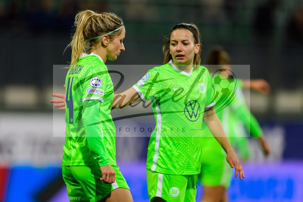 WOBJUV20211118_046 | Fussball, Frauen: Kathrin Hendrich (VfL Wolfsburg) enttaeuscht nach ihrem Eigentor zum 0:1 bei dem Spiel der UEFA Women´s Champions League zwischen VfL Wolfsburg und Juventus Turin im AOK-Stadion am 18.11.2021 in Wolfsburg, Deutschland. - Realisiert mit Pictrs.com