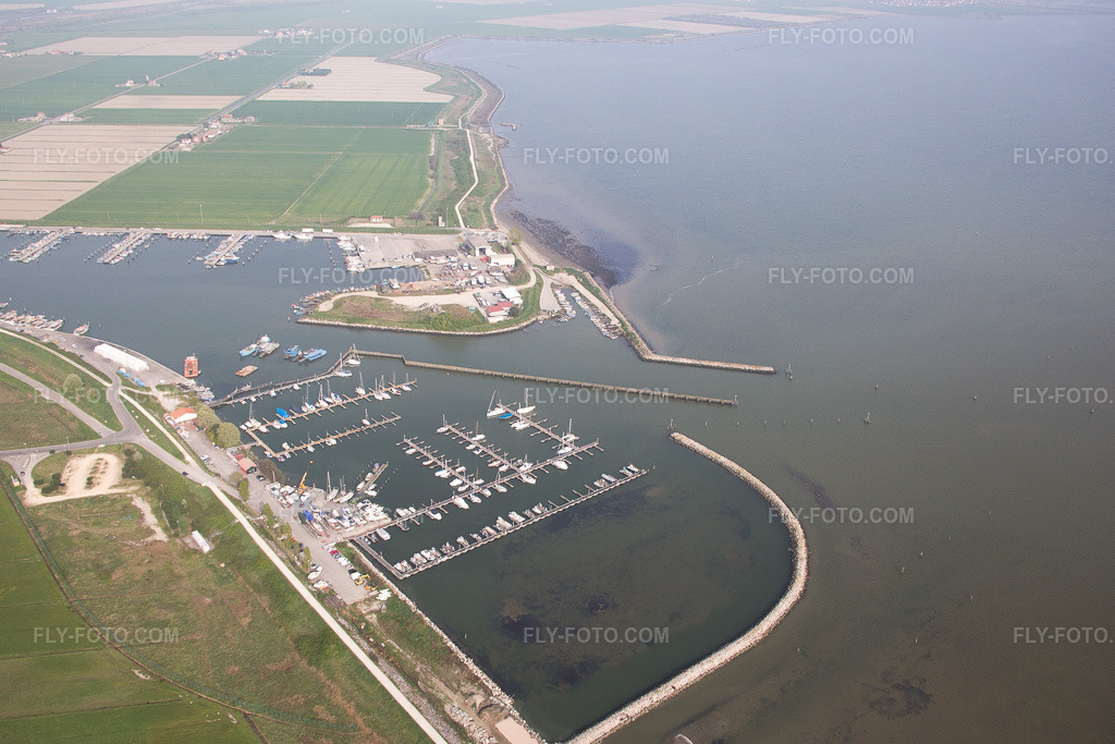 Aerial view: Marina with moorings and boat slips on the Adriatic coast in Emilia-Romagna in Goro in the state Ferrara, Italy. – Photo: IMG_087263.jpg taken on 04/05/2016 by Werner Riehm/FLY-FOTO.com – Resolution of the original: 5167 x 3445 px