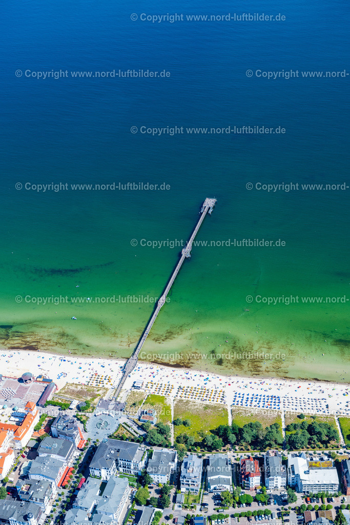 Binz_Rügen_Seebrücke_ELS_7980100822 | BINZ 10.08.2022 Ortsansicht an der Meeres-Küste der Ostsee in Binz Insel Rügen im Bundesland Mecklenburg-Vorpommern, Deutschland. Weiterführende Informationen bei: Gemeinde Ostseebad Binz. // Townscape on the seacoast of of Baltic Sea in Binz island Ruegen in the state Mecklenburg - Western Pomerania, Germany. Further information at: Gemeinde Ostseebad Binz. Foto: Martin Elsen