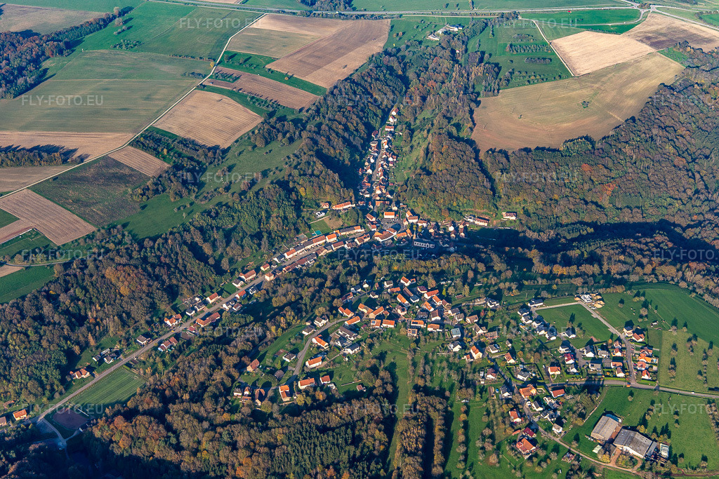 Vue aérienne: Vue de la ville à Hottviller dans le département Moselle, France. Photo: IMG_143769.jpg prise le 26/10/2024 par Werner Riehm/FLY-FOTO.euRésolution de l'original: 5472 x 3648 px