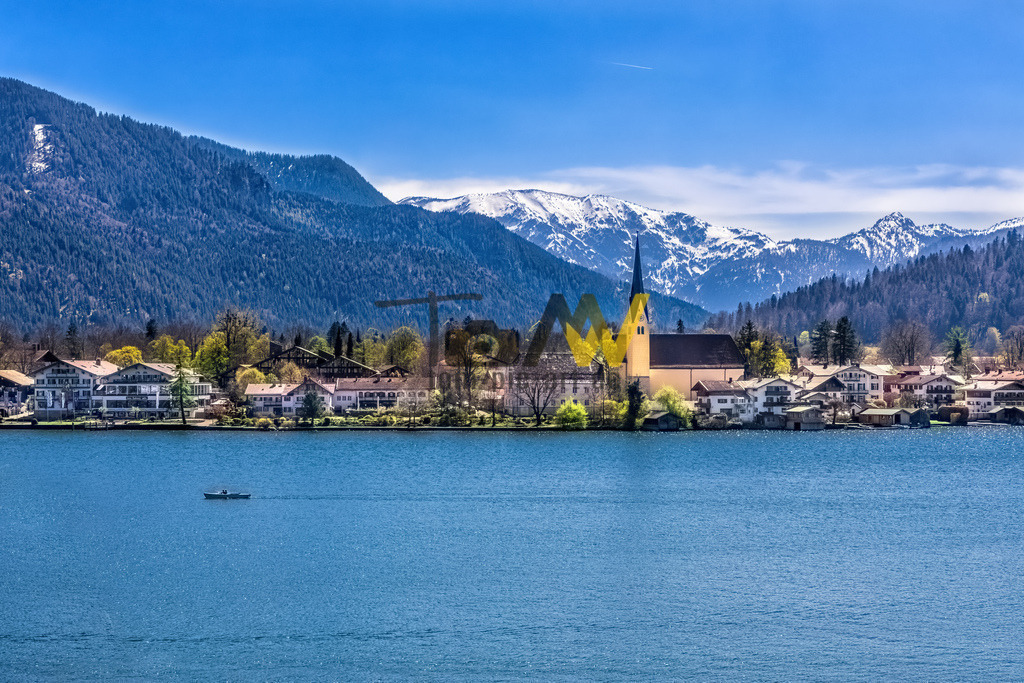 Rottach-Egern mit St. Laurentius-----Tegernsee---Blauberge | Das Bild zeigt den Tegernsee, einen beliebten Urlaubs- und Erholungsort in Bayern. Der See liegt etwa 50 Kilometer südlich von München in den Bayerischen Alpen. Er gilt als einer der saubersten Seen Europas, was auf eine bereits in den 1960er Jahren installierte Ringkanalisation zurückzuführen ist. Um den See herum liegen mehrere Gemeinden, darunter die gleichnamige Stadt Tegernsee, Gmund, Rottach-Egern, Kreuth und Bad Wiessee. Der Tegernsee ist Eigentum des Freistaates Bayern und wird von der Bayerischen Verwaltung der staatlichen Schlösser, Gärten und Seen verwaltet.  - Realisiert mit Pictrs.com