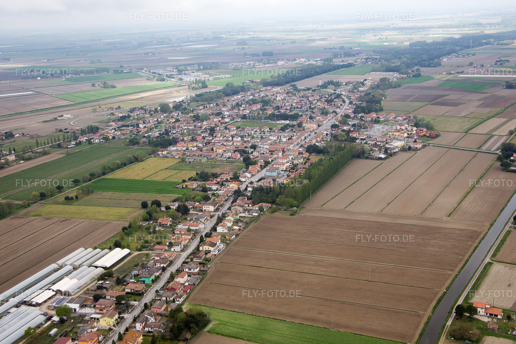 Luftbild: Ortsansicht in Bosco Mesola im Bundesland Ferrara in Italien. – Foto: IMG_087730.jpg vom 09.04.2016 durch Werner Riehm/FLY-FOTO.de – Auflösung des Originals: 5472 x 3648 px