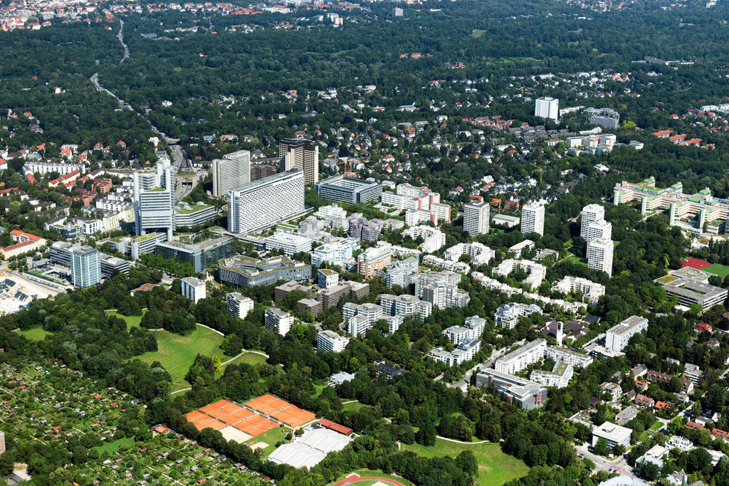 dr__0048370.jpg | MüNCHEN 19.07.2024 Hochhäuser im Wohngebiet einer industriell gefertigten Plattenbau- Siedlung Arabellapark im Ortsteil Bogenhausen in München im Bundesland Bayern, Deutschland. // Skyscrapers in the residential area of industrially manufactured settlement Arabellapark in the district Bogenhausen in Munich in the state Bavaria, Germany. Foto: Daniel Reiter