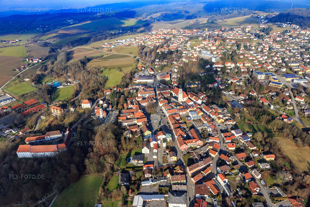 Luftbild: Hauptstraße von Süden im Ortsteil Bad Griesbach in  Rottal in Bad Griesbach im Rottal im Bundesland Bayern in Deutschland. Foto: IMG_096013.jpg vom 29.12.2016 durch Werner Riehm/FLY-FOTO.de