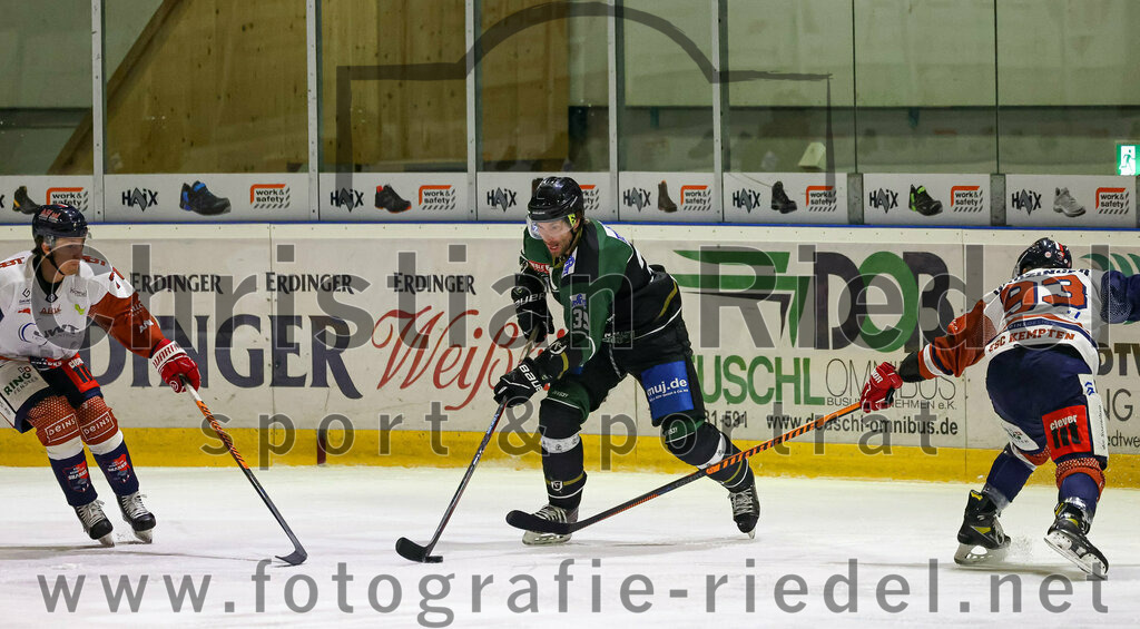 2023-03-07_033_TSV_Erding_gegen_ESC_Kempten | Erding, Deutschland, 07.03.2023:
Eishockey, Bayernliga Playoffs 2022 / 2023, Viertelfinale, TSV Erding gegen ESC Kempten, Endergebnis: 9:3

Kodi Schwarz (ESC Kempten, #77), Thomas Plihal (Erding Gladiators, #39), Lars Grözinger (ESC Kempten, #93)

Foto: Christian Riedel / fotografie-riedel.net