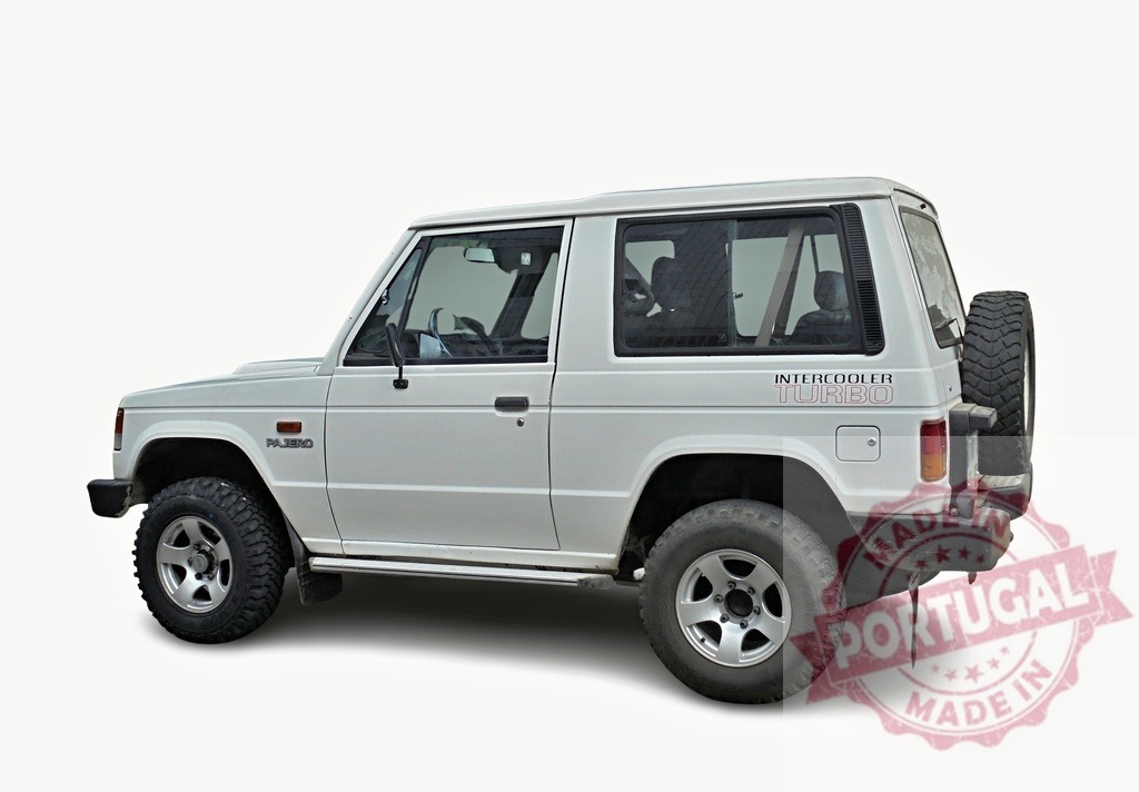 White Mitsubishi Pajero 4x4 SUV Parked on White Background | Mitsubishi Pajero SUV with intercooler turbo, parked on a white background, showcasing its classic off-road design - Realisiert mit Pictrs.com