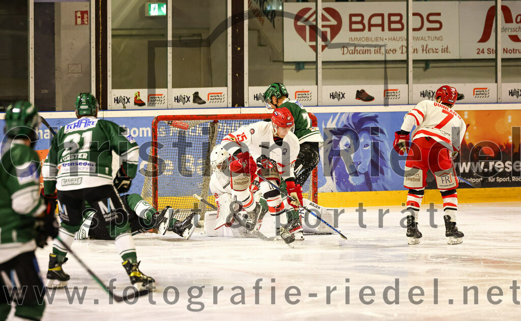 2023-10-20_036_TSV_Erding_gegen_EHC_Klostersee | oErding, Deutschland, 20.10.2023:.Eishockey, Bayernliga Vorrunde 2023 / 2024, 2. Spieltag, TSV Erding gegen EHC Klostersee, Endergebnis: ..Maximilian Forster (Erding Gladiators, #81), Cheyne Matheson (Erding Gladiators, #37), Torwart Philipp Hähl (EHC Klostersee, #3), Vitus Gleixner (EHC Klostersee, #25)..Foto: Christian Riedel / fotografie-riedel.net