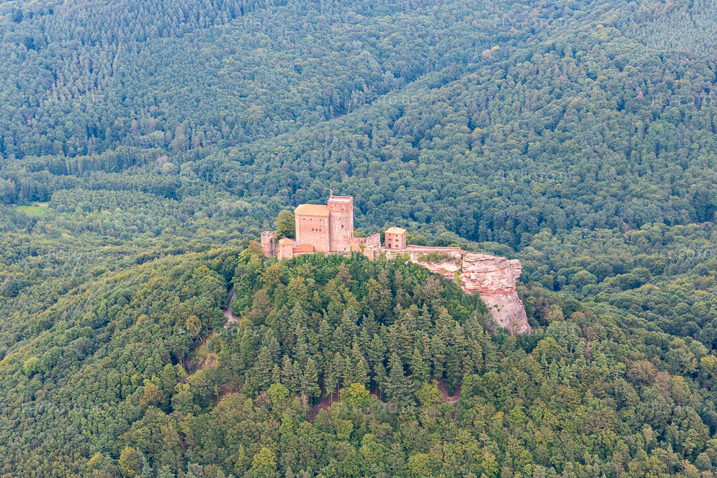 Luftbild: Burg Trifels im Ortsteil Bindersbach in Annweiler im Bundesland Rheinland-Pfalz in Deutschland. Foto: IMG_128478.jpg vom 21.08.2021 durch Werner Riehm/FLY-FOTO.de