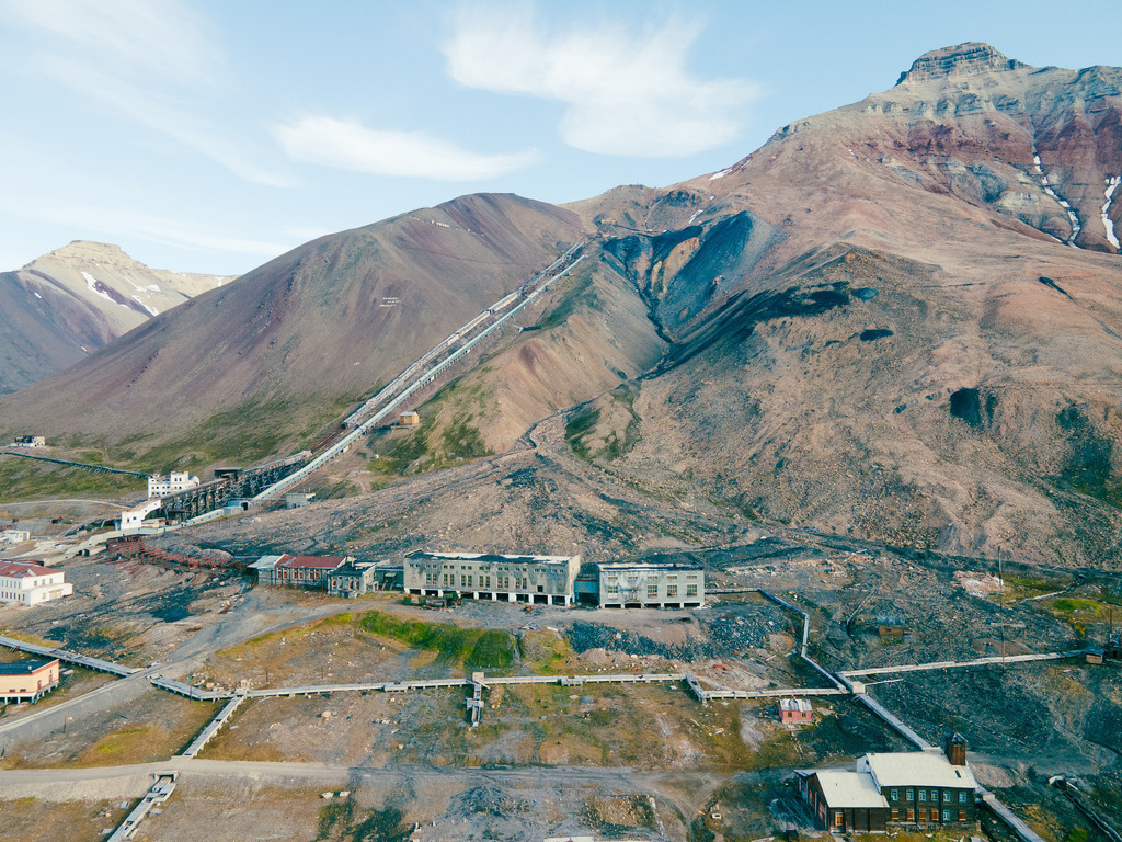 Pyramiden-auf-Spitzbergen-aus-der-Luft 09 - URBANISTER | Durch die Stadt gehen, als wohnte man woanders. Fotografie, subjektiver Urbanismus und aktiver Müßiggang. - Realisiert mit Pictrs.com