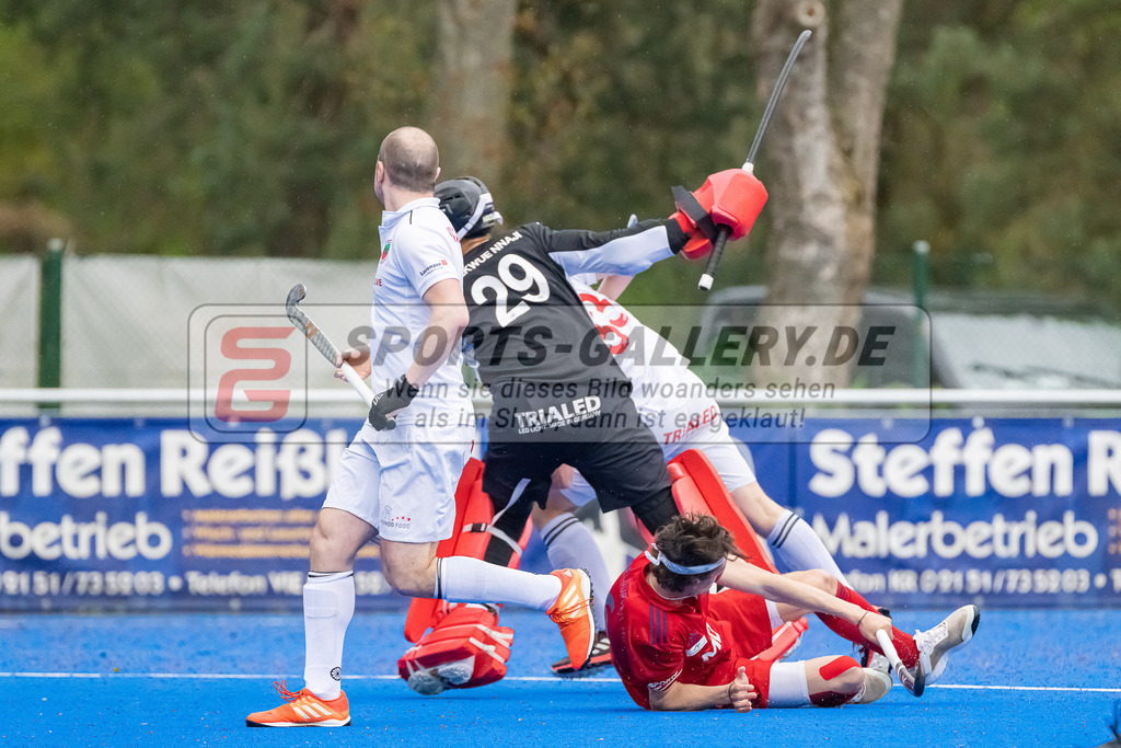 HK_20230422_107246 | 1. Bundesliga Herren Crefelder HTC - Düsseldorfer HC am 22.4.2023 Krefelder HTC ( CHTC ), Krefeld , Hartkopf Lasse ( Düsseldorfer HC #6 ) , Joshua Onyekwue Nnaji Torwart ( Crefelder HTC #29 )