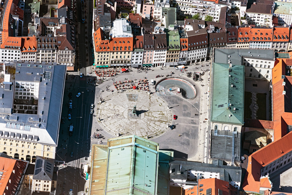 dr__0093066.jpg | MüNCHEN 01.10.2021 Platz- Ensemble " Max-Joseph-Platz " mit Denkmal für König Max I. Joseph im Innenstadt- Zentrum der Altstadt in München im Bundesland Bayern, Deutschland. // Square ensemble "Max-Joseph-Platz" with monument to King Max I. Joseph in the city center of the old town in Munich in the state Bavaria, Germany. Foto: Daniel Reiter