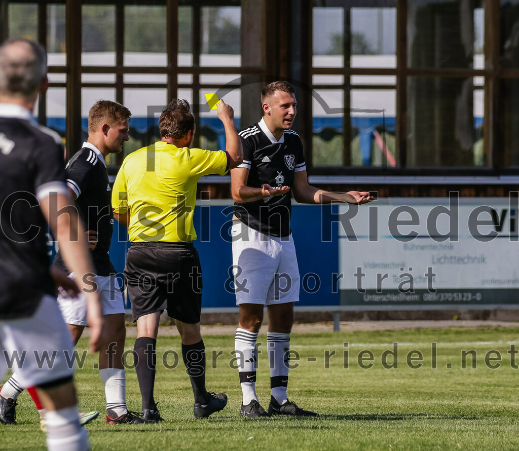 2023-08-20_112_TuS_Oberding_gegen_FC_Finsing_II | Oberding, Deutschland, 20.08.2023:
Fußball, Kreisklasse 2023 / 2024, 3. Spieltag, TuS Oberding gegen FC Finsing II, Endergebnis: 1:1

Schiedsrichter Harry Lechmann, Christian Werner (TuS Oberding, #4)

Foto: Christian Riedel / fotografie-riedel.net