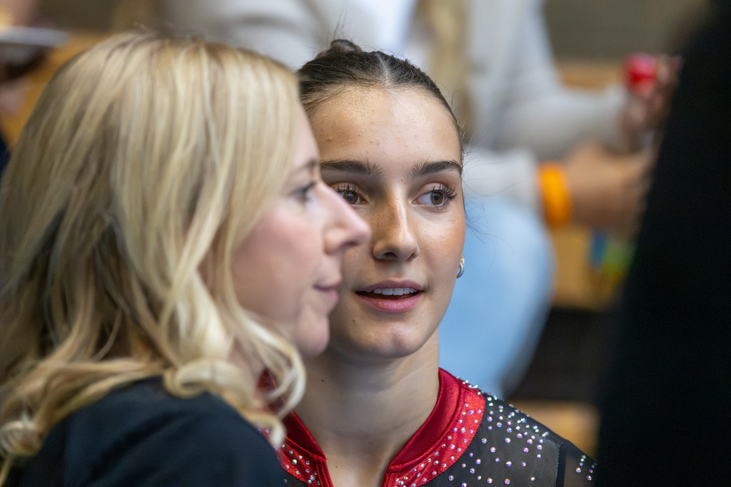 Deutsche Turnliga DTL (Bundesliga Gerätturnen) der Frauen, 3. Wettkampftag 2026 in Ketsch | Deutsche Turnliga DTL (Bundesliga Gerätturnen) der Frauen, 3. Wettkampftag 2026 in Ketsch / Helen Kevric mit Trainerin Tatjana Bachmayer - Realisiert mit Pictrs.com
