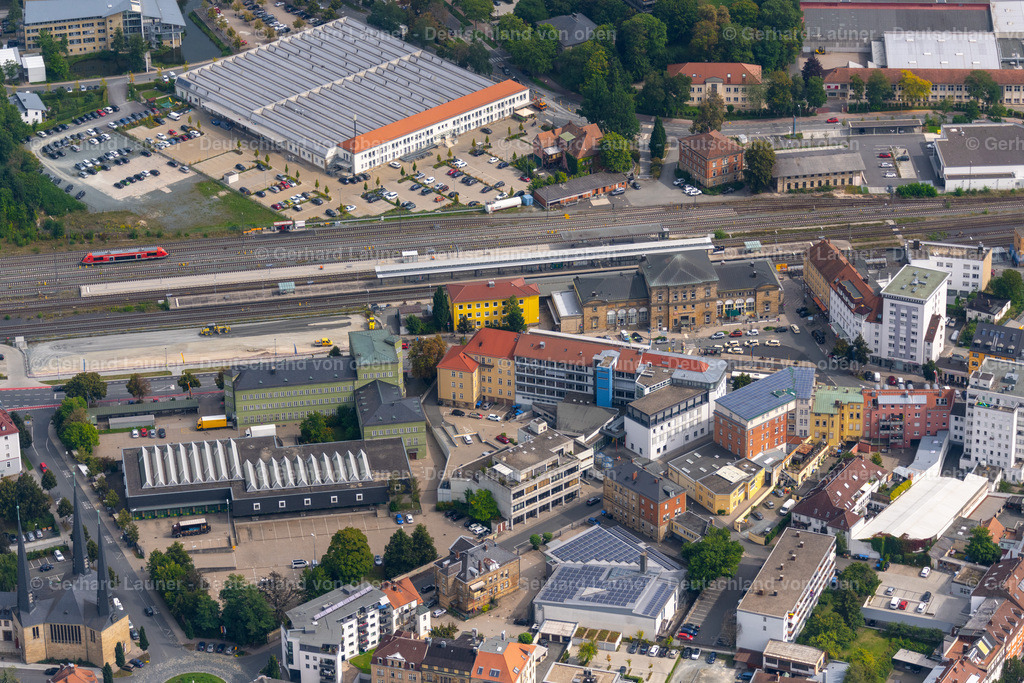 4060283 | BAYREUTH 07.09.2021 Gleisverlauf und Gebäude des Hauptbahnhofes der Deutschen Bahn in Bayreuth im Bundesland Bayern, Deutschland. // Track progress and building of the main station of the railway in Bayreuth in the state Bavaria, Germany. Foto: Gerhard Launer