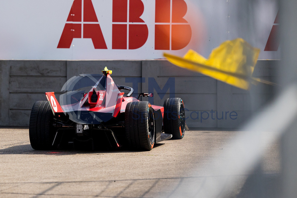 GEPA-20230423-101-147-0180 | BERLIN,GERMANY,23.APR.23 - MOTORSPORTS, FORMEL E - E-Prix of Berlin, Berliner Tempelhof Airport Circuit. Image shows Andre Lotterer (GER / Andretti). Keywords: Crash, yellow flag. 
Photo: GEPA pictures/ Matthias Trinkl